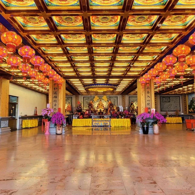 Lanterns and interior of 三清總道院一樓母娘殿